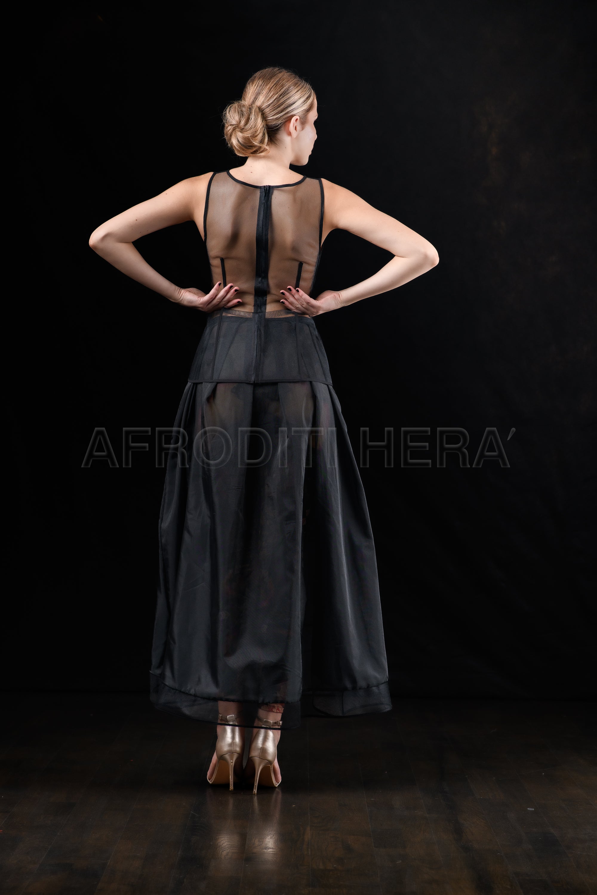 She in the wind - 76 Skirt